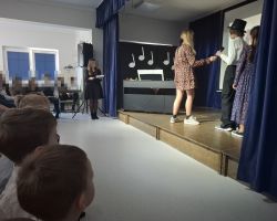 dzieci na uroczystości z okazji święta patrona szkoły