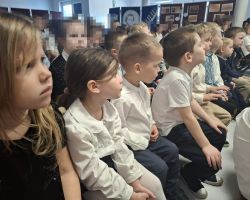 dzieci na uroczystości z okazji święta patrona szkoły