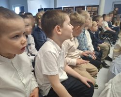 dzieci na uroczystości z okazji święta patrona szkoły