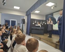 dzieci na uroczystości z okazji święta patrona szkoły