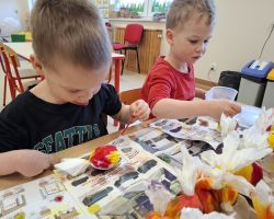 dzieci podczas tworzenia pisanek