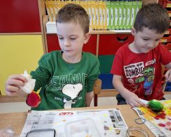 dzieci podczas tworzenia pisanek