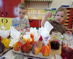 dzieci podczas tworzenia pisanek