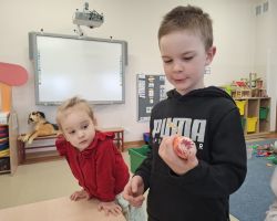 dzieci podczas tworzenia pisanek