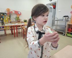 dzieci podczas tworzenia pisanek