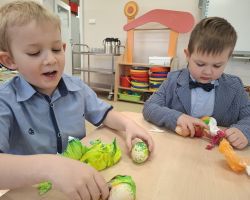 dzieci podczas tworzenia pisanek