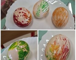 dzieci podczas tworzenia pisanek