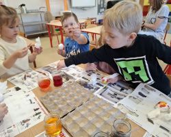 dzieci podczas tworzenia pisanek