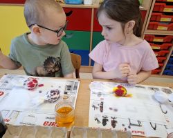 dzieci podczas tworzenia pisanek