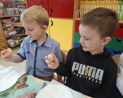 dzieci podczas śniadania wielkanocnego