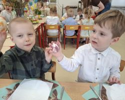 dzieci podczas śniadania wielkanocnego