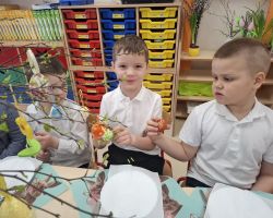 dzieci podczas śniadania wielkanocnego