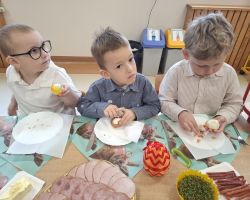 dzieci podczas śniadania wielkanocnego