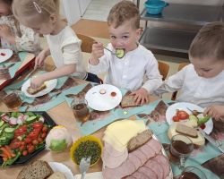 dzieci podczas śniadania wielkanocnego