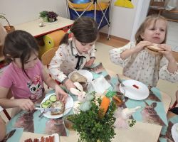 dzieci podczas śniadania wielkanocnego