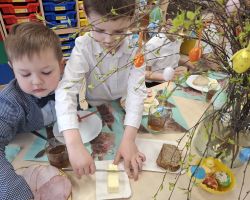 dzieci podczas śniadania wielkanocnego