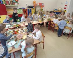 dzieci podczas śniadania wielkanocnego