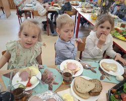 dzieci podczas śniadania wielkanocnego