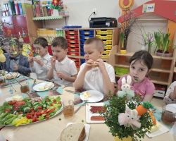 dzieci podczas śniadania wielkanocnego