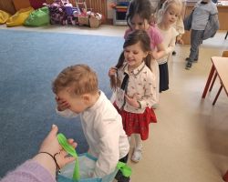 dzieci podczas śniadania wielkanocnego