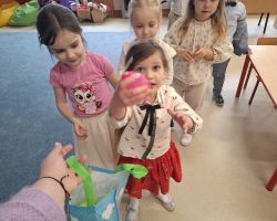 dzieci podczas śniadania wielkanocnego