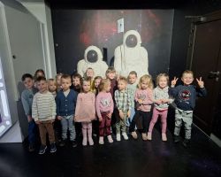 Dzieci oglądają wystawy w Centrum Młyn Wiedzy w Toruniu.