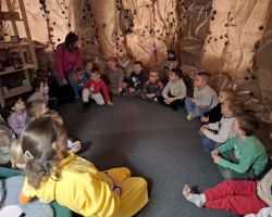 dzieci w trakcie różnych aktywności podczas warsztatów wielkanocnych