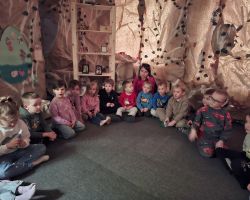 dzieci w trakcie różnych aktywności podczas warsztatów wielkanocnych