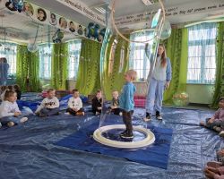 dzieci w trakcie różnych aktywności podczas warsztatów wielkanocnych