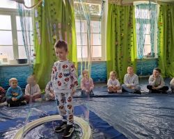 dzieci w trakcie różnych aktywności podczas warsztatów wielkanocnych