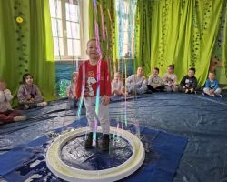 dzieci w trakcie różnych aktywności podczas warsztatów wielkanocnych