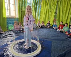 dzieci w trakcie różnych aktywności podczas warsztatów wielkanocnych