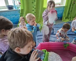 dzieci w trakcie różnych aktywności podczas warsztatów wielkanocnych