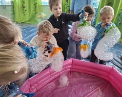 dzieci w trakcie różnych aktywności podczas warsztatów wielkanocnych