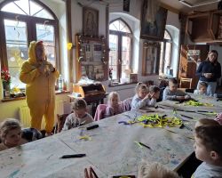 dzieci w trakcie różnych aktywności podczas warsztatów wielkanocnych