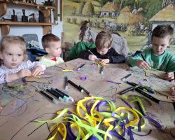 dzieci w trakcie różnych aktywności podczas warsztatów wielkanocnych