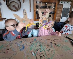 dzieci w trakcie różnych aktywności podczas warsztatów wielkanocnych