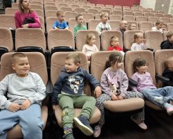 dzieci w trakcie różnych aktywności podczas warsztatów wielkanocnych