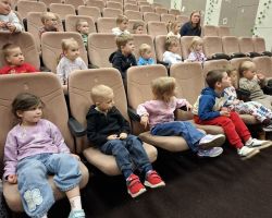 dzieci w trakcie różnych aktywności podczas warsztatów wielkanocnych