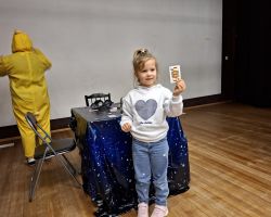 dzieci w trakcie różnych aktywności podczas warsztatów wielkanocnych