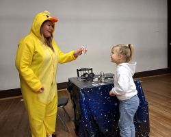 dzieci w trakcie różnych aktywności podczas warsztatów wielkanocnych