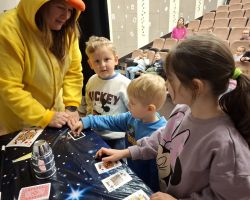 dzieci w trakcie różnych aktywności podczas warsztatów wielkanocnych