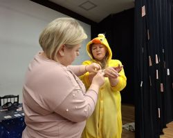 dzieci w trakcie różnych aktywności podczas warsztatów wielkanocnych