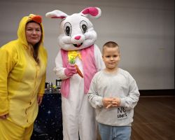 dzieci w trakcie różnych aktywności podczas warsztatów wielkanocnych