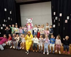 dzieci w trakcie różnych aktywności podczas warsztatów wielkanocnych