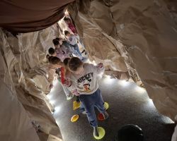 dzieci w trakcie różnych aktywności podczas warsztatów wielkanocnych