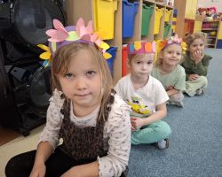 dzieci podczas różnych aktywności związanych z powitaniem wiosny