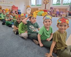 dzieci podczas różnych aktywności związanych z powitaniem wiosny