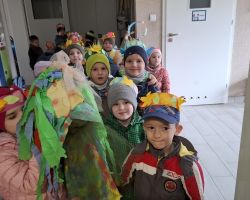 dzieci podczas różnych aktywności związanych z powitaniem wiosny