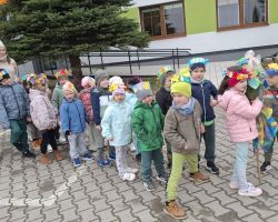 dzieci podczas różnych aktywności związanych z powitaniem wiosny